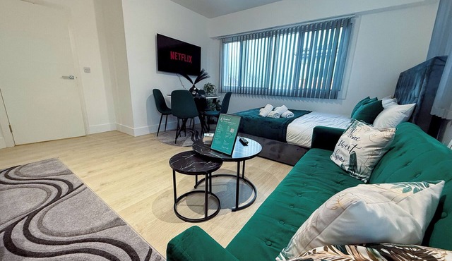 Emerald Suite - 2 Bed Flat by Heathrow, Free Parking