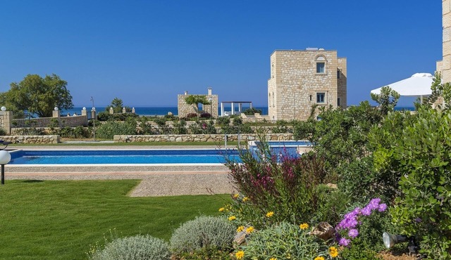 Emerald Villa - Four Bedroom Villa, Sleeps 8