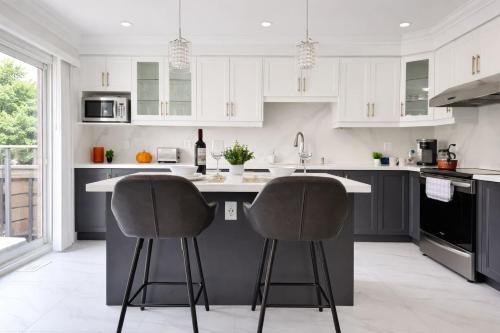 Empire's Home - King, Queen, Child Suites with EV Charging