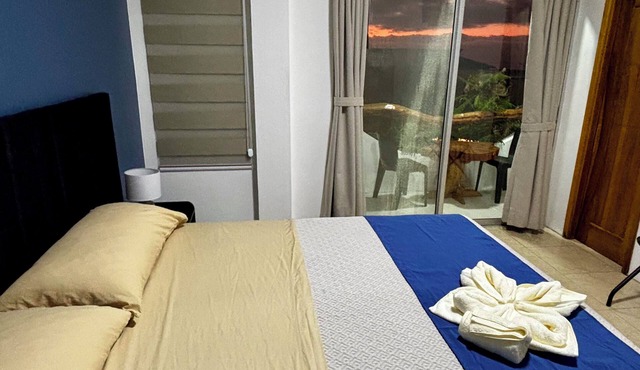 Encantadora Suite a pocos pasos de playa Mann, con TV, AC, Baño, Wifi,Nevera