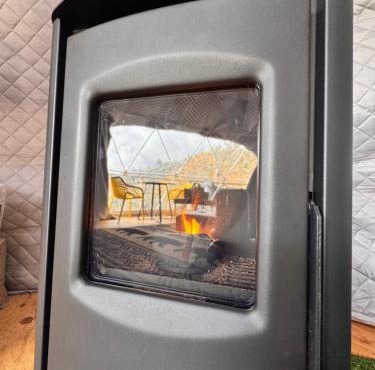 Enchanted Forest Dome ,10-15 minutes to Kings Canyons-New pellet stove for cozy warm nights