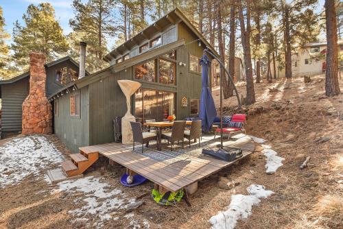 Enchanted Forest Super Cozy Cabin on 2 Acres Sledding Hills Tree Swing Pool Table