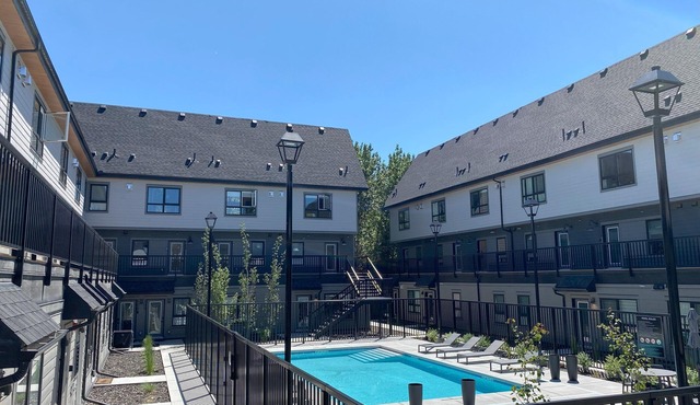 Enchanted Mountain Getaway: Accessible Retreat in Canmore, Close to Banff