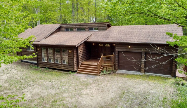 Enchanting 3-Bedroom Cottage Surrounded By Nature Close To The Beach!
