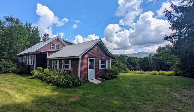 Enchanting 4-bedroom cottage with a view in Weston