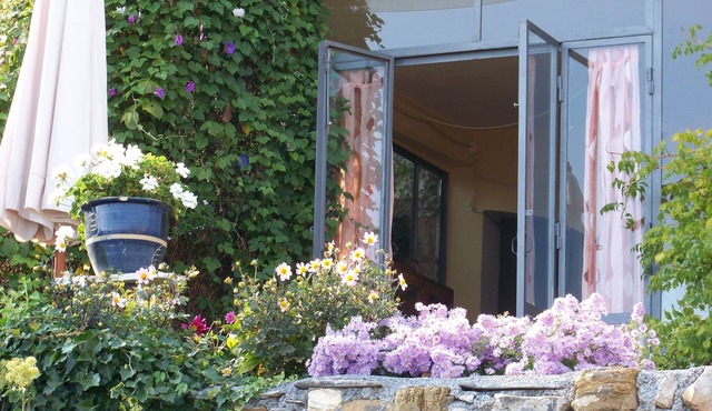Enchanting apartment with sea views and garden, wifi