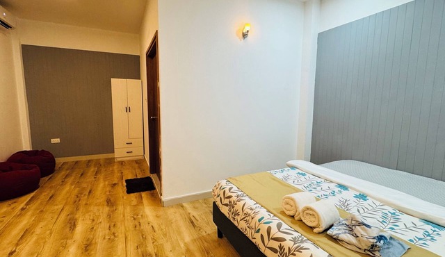 Enchanting bed & breakfast with WiFi & AC in vibrant Thulusdhoo Coke Surf break