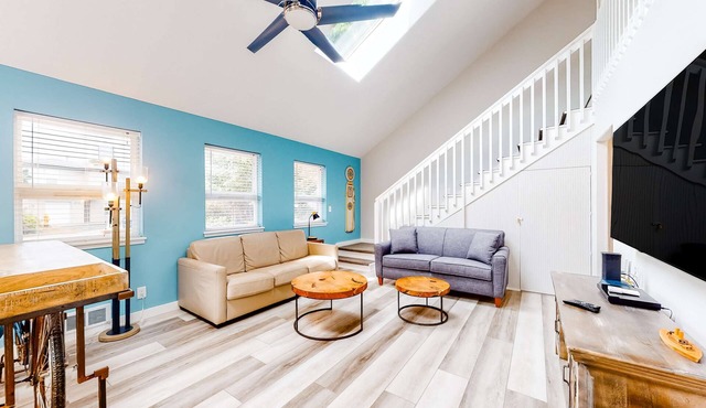 Enchanting home near the coast with hot tub full kitchen and washer dryer