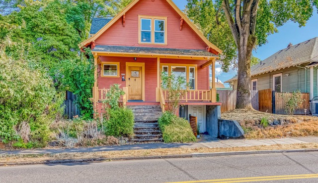 Enchanting home with full kitchen, AC, & washer/dryer