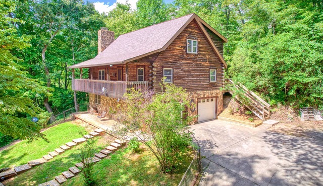 Enchanting mountainside cabin with firepit, enclosed yard, & washer/dryer