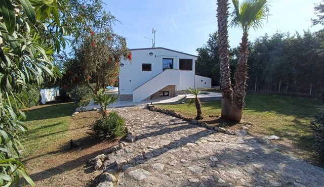 Enchanting Private Villa with Expansive Garden, Private Pool, and FREE WiFi