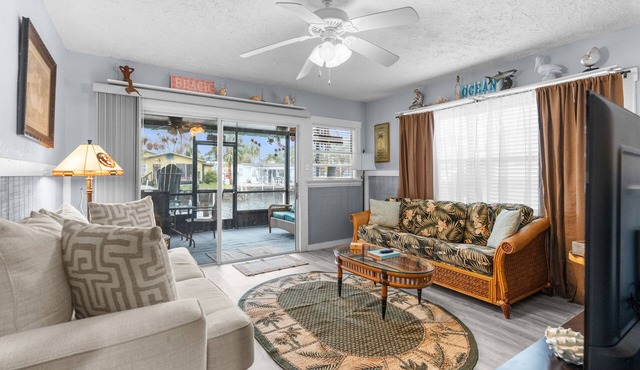 ENCHANTING Riverfront Cottage. FREE KAYAKS & MORE!