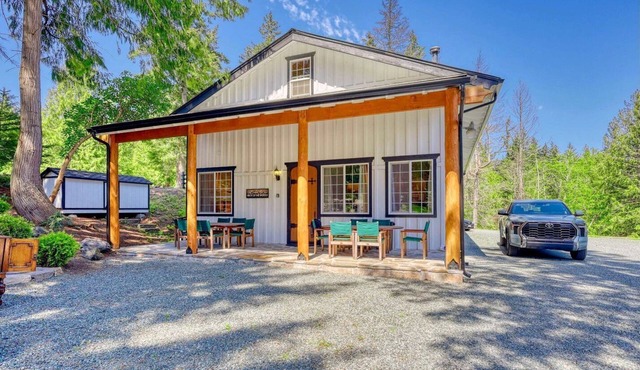 Enchanting Rustic Cabin Retreat near Whistle Lake in Washington