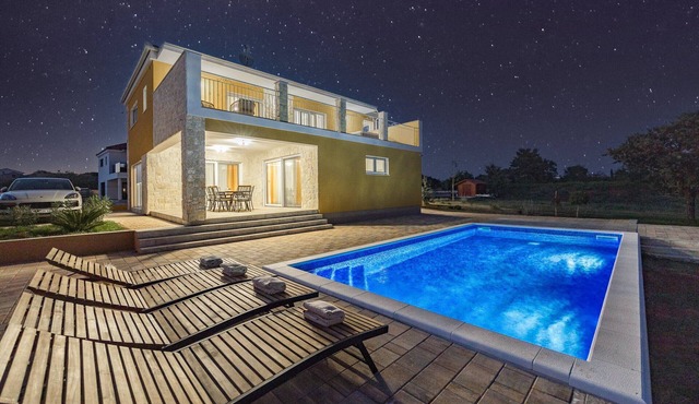 Enchanting Villa East with Pool and Jacuzzi