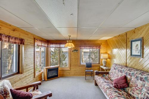 Endless Fun! Lakefront Cabin at Birch Haven Resort