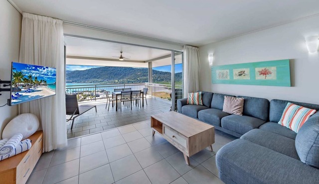 Endless panoramic views of the Whitsundays at 333