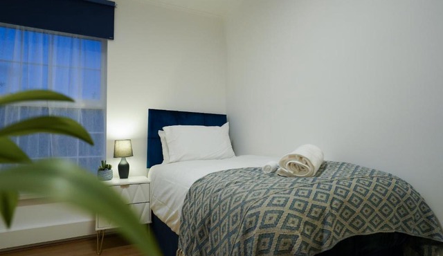 Enfield North London Charming 3-BDR Apartment