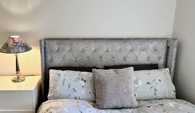 English Garden KingSize Bed Near Station