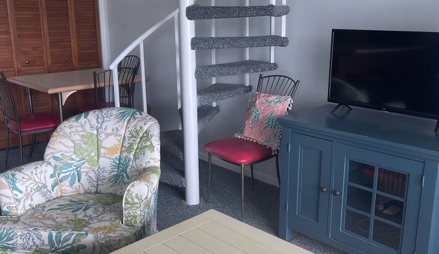 Enjoy a GREAT walkable, Peaceful, Gated community with Indoor & 2 Outdoor pools!