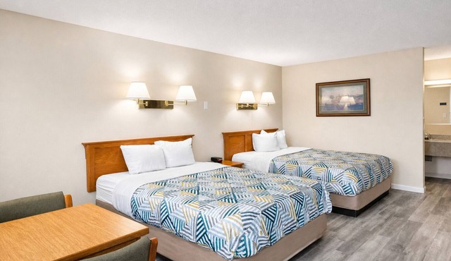 Enjoy a Refreshing 3-Room Stay Close to Popular Local Attractions, w/Breakfast