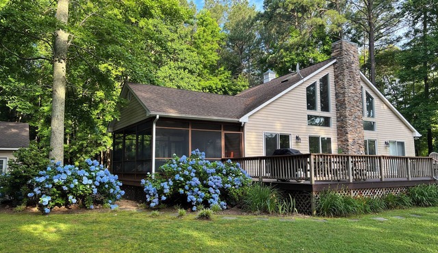 Enjoy a relaxing spring getaway at our private & peaceful waterfront cottage!