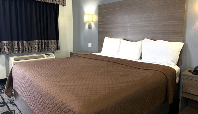 Enjoy a Tranquil Stay Near Six Flags-3.7 miles | Free Parking, Easy I-45 Access