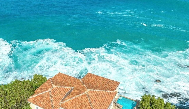 Enjoy amazing sea views, private pool & Caribbean breezes from this 2 bd villa!