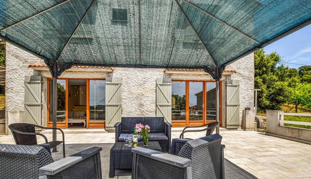 Enjoy an unforgettable time in this homely vacation home with pool and landscape panorama.