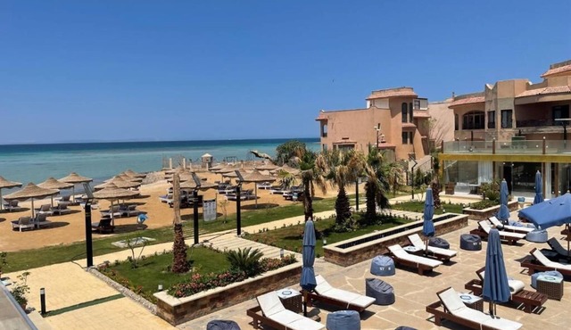 Enjoy Beachfront apartment at elite resort , pool, Wi-Fi, unique location.
