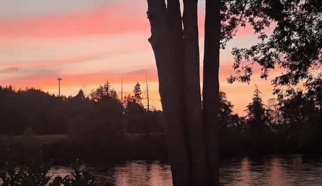 Enjoy Beautiful Sunsets on the Willamette River in a rural setting