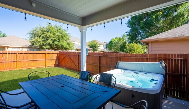 Enjoy Casa Blanca: Family Friendly, Hot Tub, Patio & BBQ