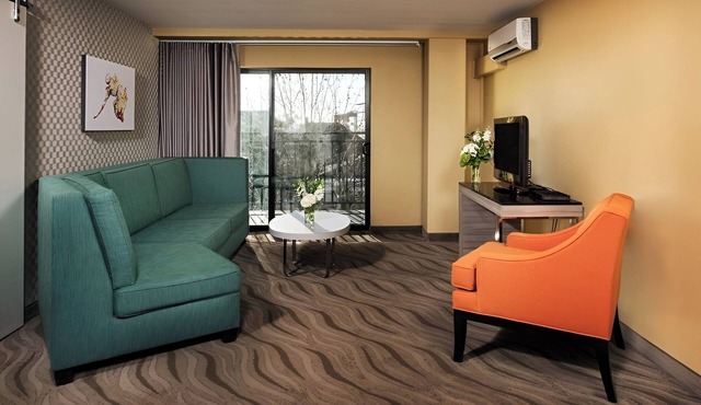 Enjoy Downtown Dining & Entertainment from Beautiful Modern Suite | 4 Units