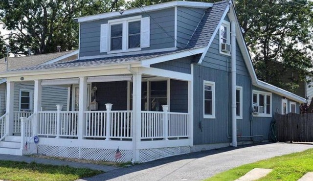 Enjoy Fall at the Shore at the Belmar Blue Bungalow! Comfortable & Pet Friendly!