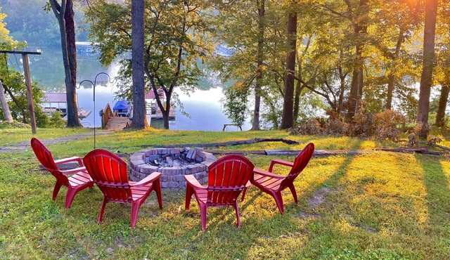 Enjoy fireside sunset & walk to movies, shops, restaurants!