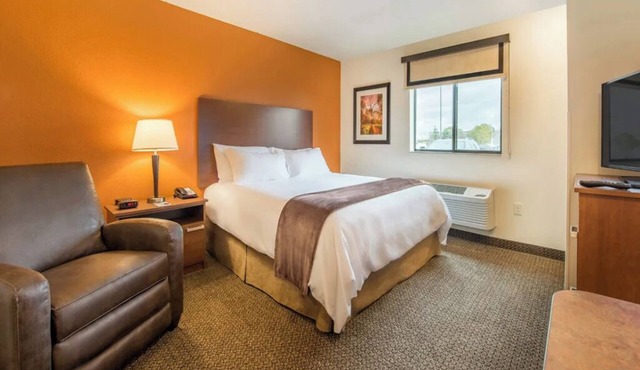 Enjoy Flexible Space for Couples or Families w/Nearby Attractions