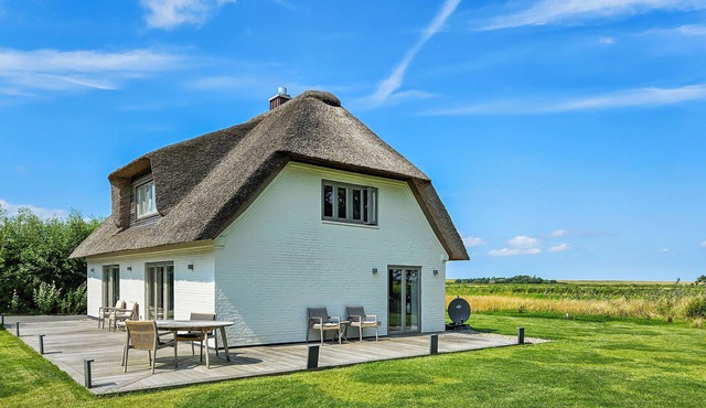 "Enjoy relaxing days at Reethus 8 Grad Ost near the coast!"
