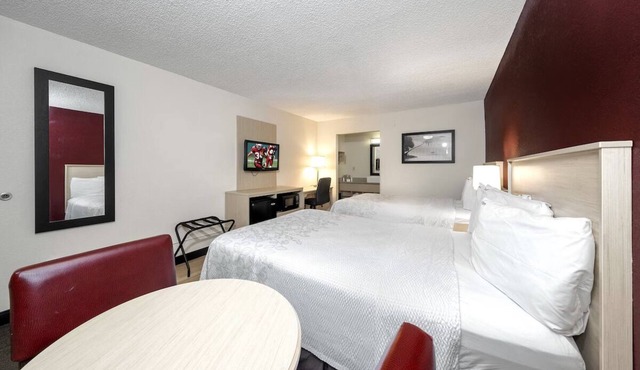 Enjoy Relaxing Poolside Vibes at Bright Naples Room Close to Downtown