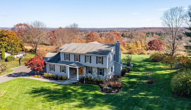 Enjoy Sip O Sun - Hot Tub, Pizza Oven, Stunning Views, close to dining, shopping, town