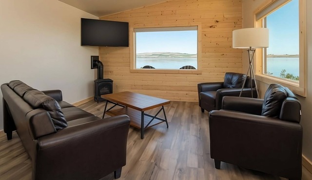 Enjoy Stunning Views Of the Columbia River! Parking, Outdoor Pool and Breakfast