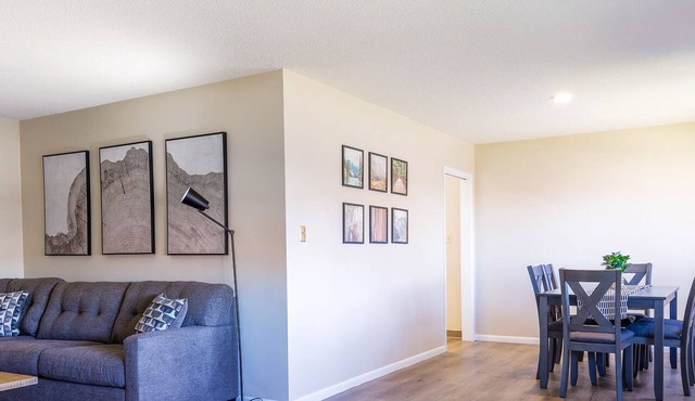 Enjoy the warmth! Modern 2B/2B duplex with large dining area, cozy bedding, and space for 5. Central location near downtown Casper shops.