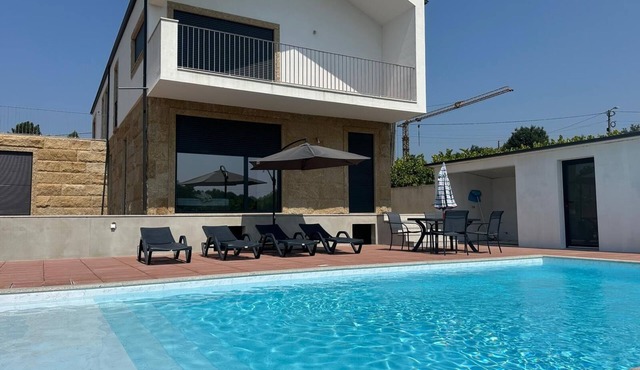 Enjoy this modern ground-floor apartment, perfect for families or groups.
