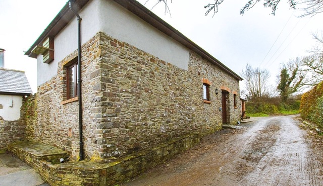Enjoy tranquil Devon but near coast and pubs.