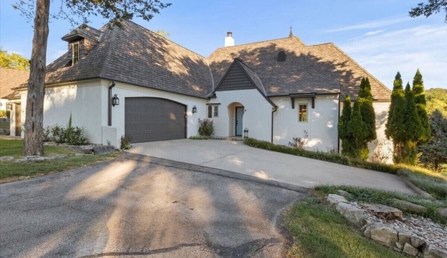 Enjoy views of Old Kinderhook 14th green, in 4 bedroom king bed - 6 bath home