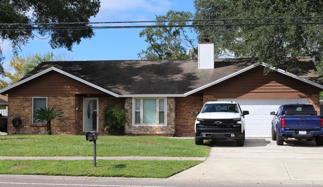 Enjoyable 3-bedroom house with pool and AC in charming Jacksonville, Florida.