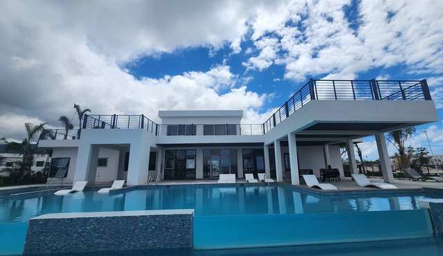 Enjoyable modern 3-bedroom house with a tropical feel.