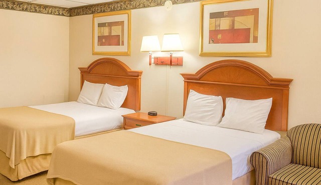Enjoyable Stay For Sure! 4 Relaxing Units w/FREE Breakfast, Swimming Pool!
