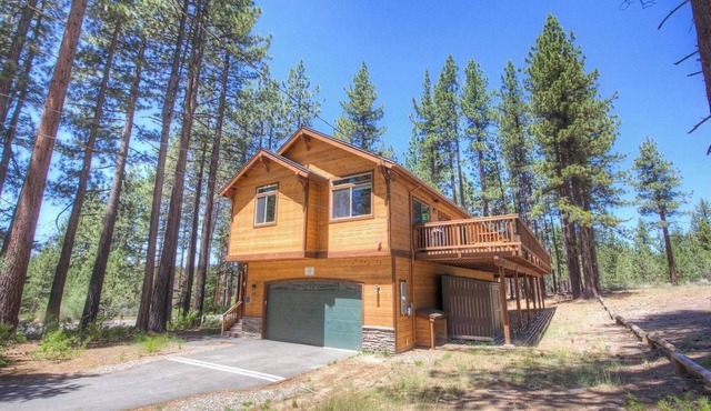 Enormous luxury cabin rental in unbeatable South Tahoe location