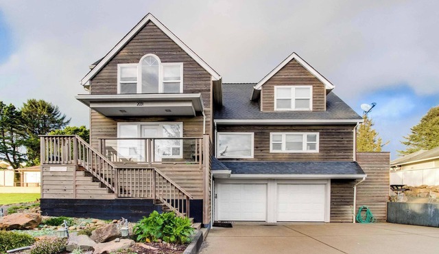Enormous ocean view homes with firepit and deck short walk to the beach