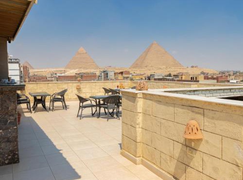 Enter Pyramids Inn