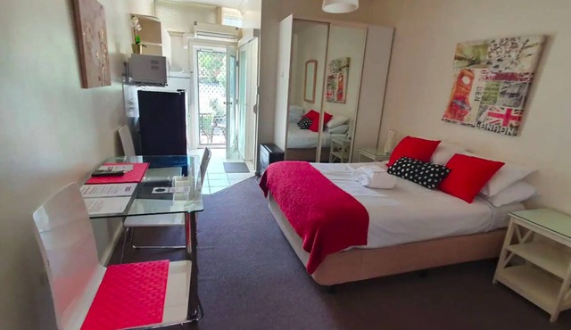 Entire 1 bedroom fully furnished unit in the center of Canberra. Free parking